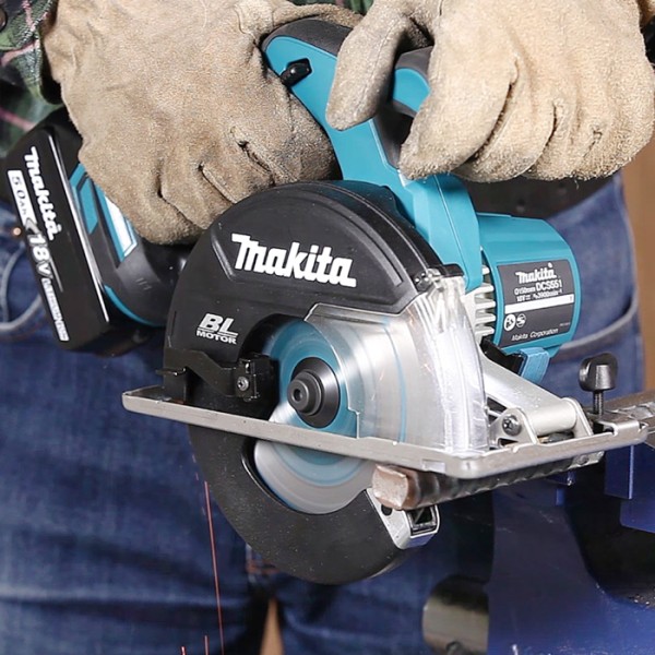Аккумуляторная дисковая пила по металлу Makita DCS 551 RMJ