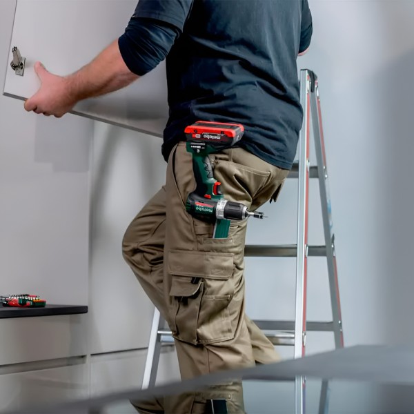 Аккумуляторная дрель-шуруповерт Metabo SB 18 L BL, 2 акб Li-Power 18 V 2 Ah и з/у SC 30, комплект 74 шт