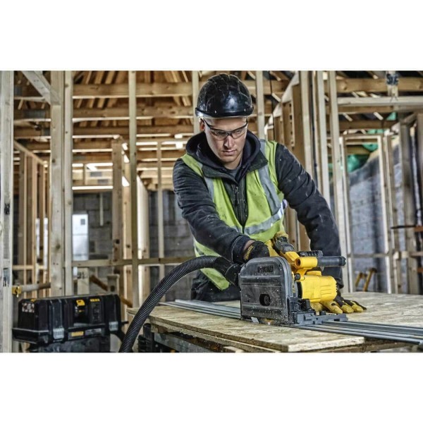 Пила дискова занурювальна акумуляторна DeWalt DCS520T2R,2 акб 6 Аh, з/п в кейсі