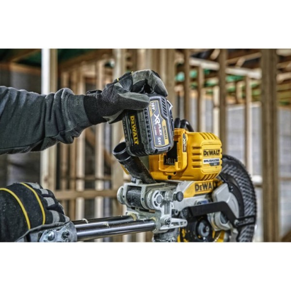 Пила торцовочная аккумуляторная DeWalt DCS727N без акб и з/у