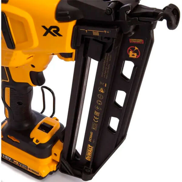 Пістолет цвяхозабивний акумуляторний безщітковий DeWALT DCN662NT