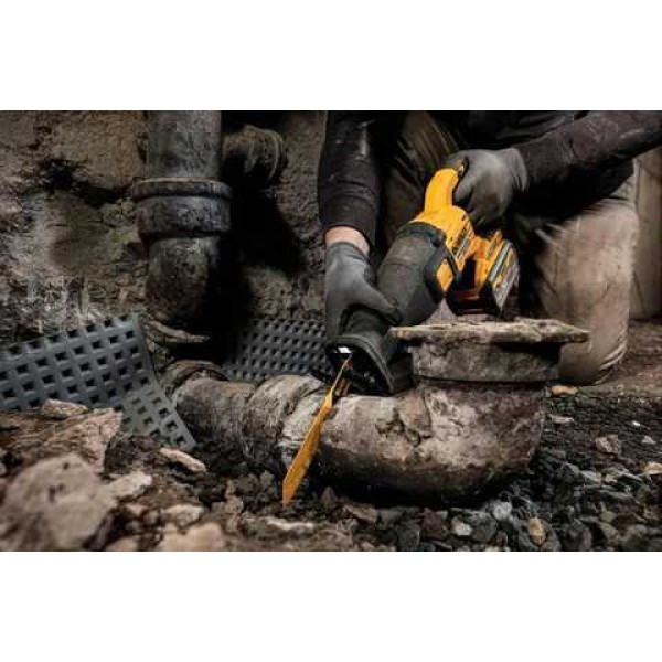 Акумуляторна шабельна пила DeWALT DCS389NT в кейсі, без акб, з/п