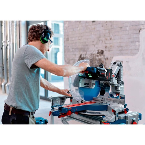 Аккумуляторная торцовочная пила Bosch Professional GCM 18V-305 GDC, без акб