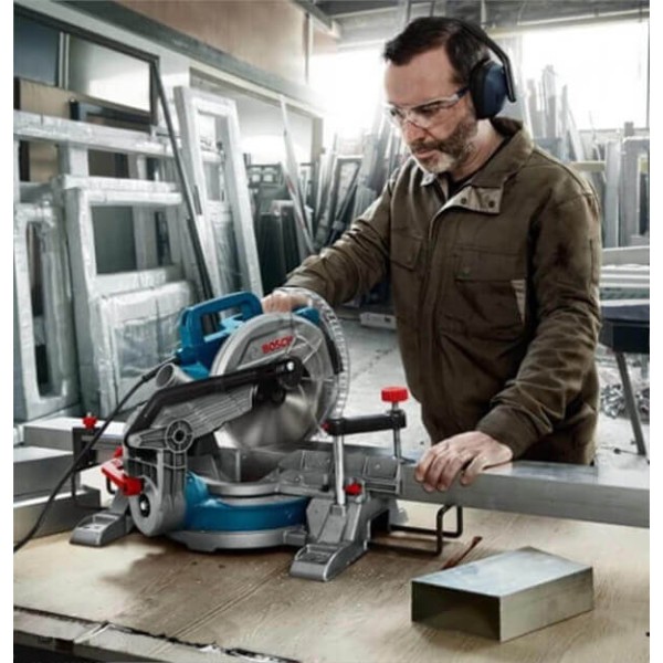 Торцювальна пила Bosch Professional GCM 216, 1300 Вт, диск 216х30мм, 4800 об.хв, Лазер / диск Optiline Wood (0601B33000)